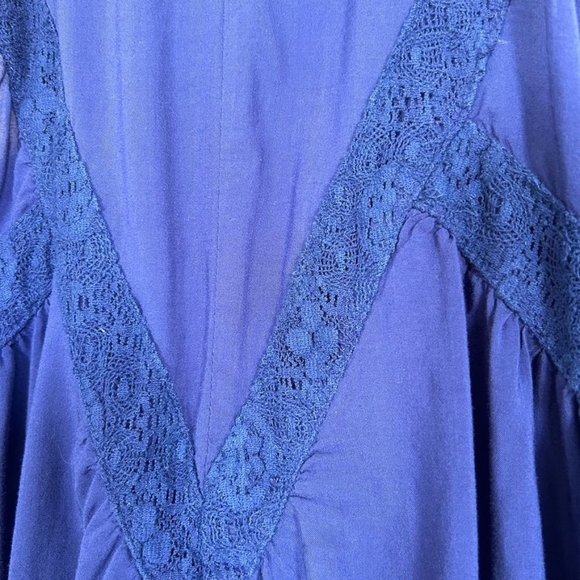 buttons Sleeveless Lace Accent Flowy Top in Blue - Size XS - Picture 3 of 6